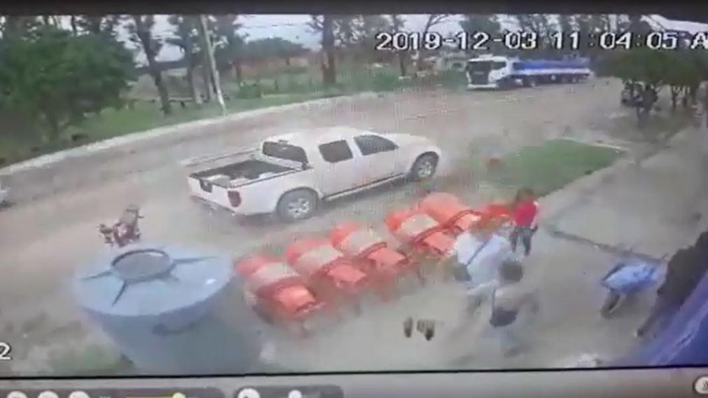 El hecho quedó registrado por cámaras de seguridad(Captura).