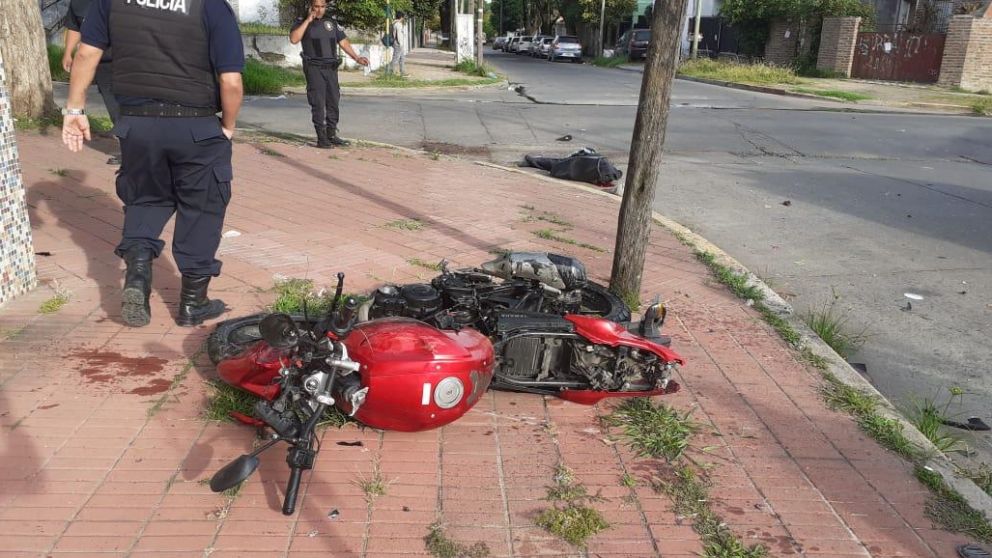 Patrullero atropelló y mató a ladrón que robó una moto junto a dos cómplices que resultaron heridos.
