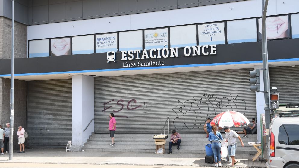 Las cortinas de le estación Once, bajas. (Rubén Paredes/Crónica).
