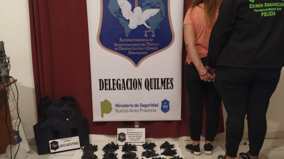 Parte de la droga incautada y una de las mujeres implicadas en la ilegal maniobra.