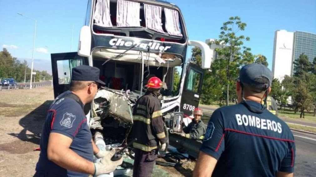 As� qued� el micro al colisionar en Acceso Este, en Guaymall�n. 