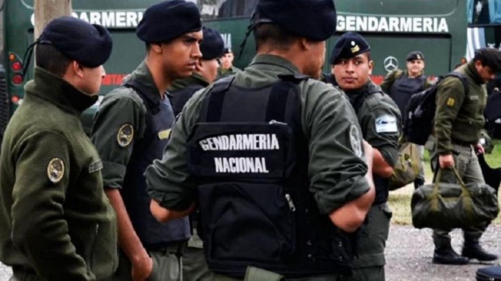 Un grupo de agentes intentó identificar a dos sujetos, y estos escaparon corriendo.