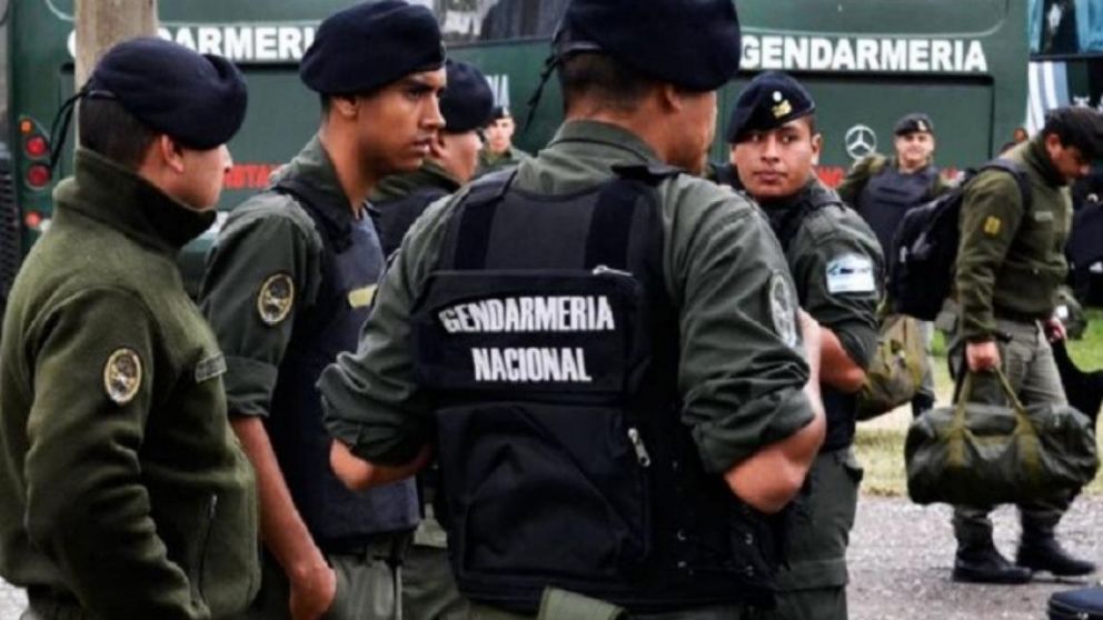 Un grupo de agentes intentó identificar a dos sujetos, y estos escaparon corriendo.