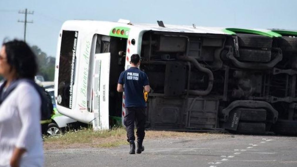 El colectivo volcado sobre la autovía que causó el desastre.