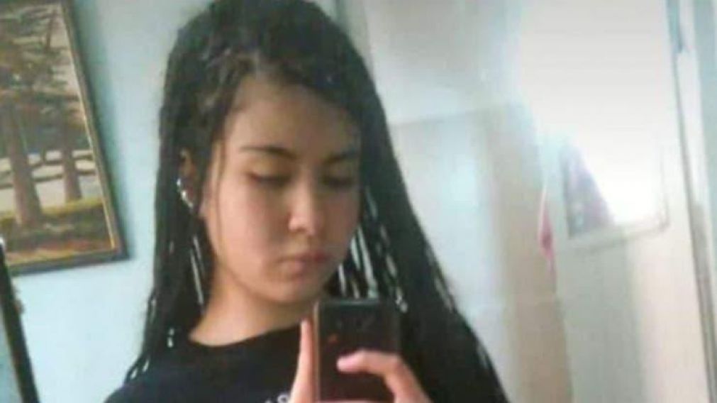 La muchacha mide 1,70, es morocha y tiene trenzas en todo el pelo (Facebook).