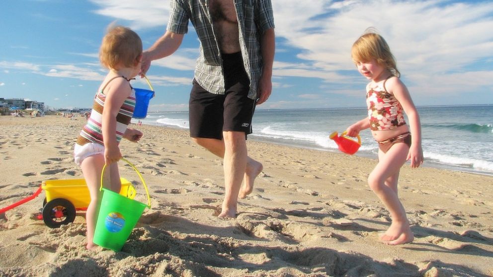 El filtro solar, clave para proteger a adultos y ni�os en la playa. 