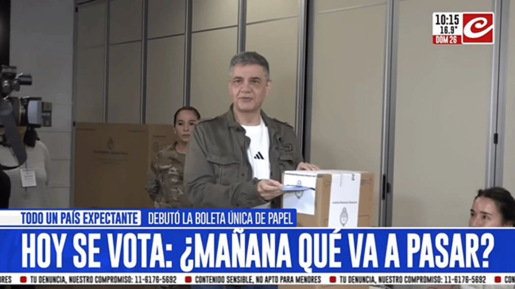 Jorge Macri votó en la mañana de este domingo en una escuela del barrio de Palermo (Crónica HD).