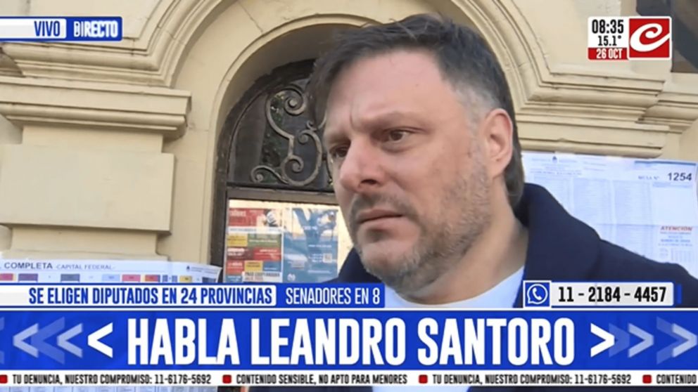 Leandro Santoro votó en la mañana de este domingo en una escuela del barrio porteño de San Cristóbal (Crónica HD).