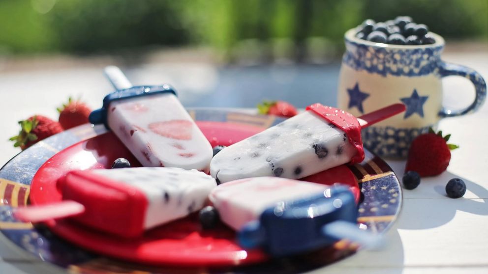 Delicioso y refrescante: receta de palitos helados de frutos rojos, banana y chocolate blanco en simples pasos.