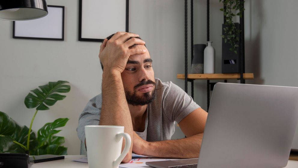 La astrología revela qué signos se entregan al descanso, postergan tareas y eligen el modo reposo como estrategia emocional. (Gentileza: Freepik).