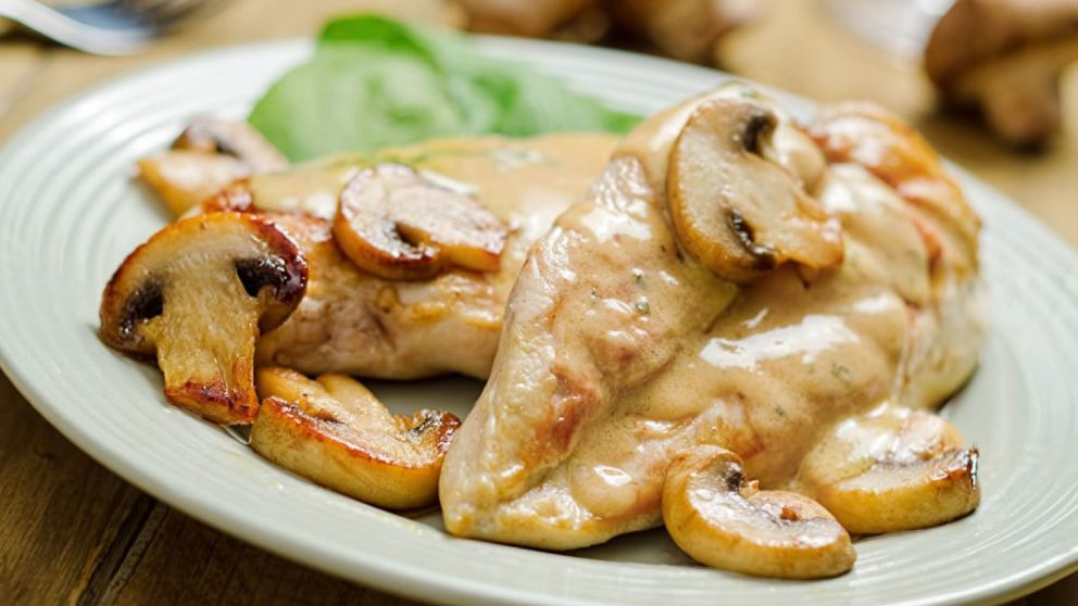 Pollo al champiñón, una receta sencilla y deliciosa que te salva los almuerzos y cenas