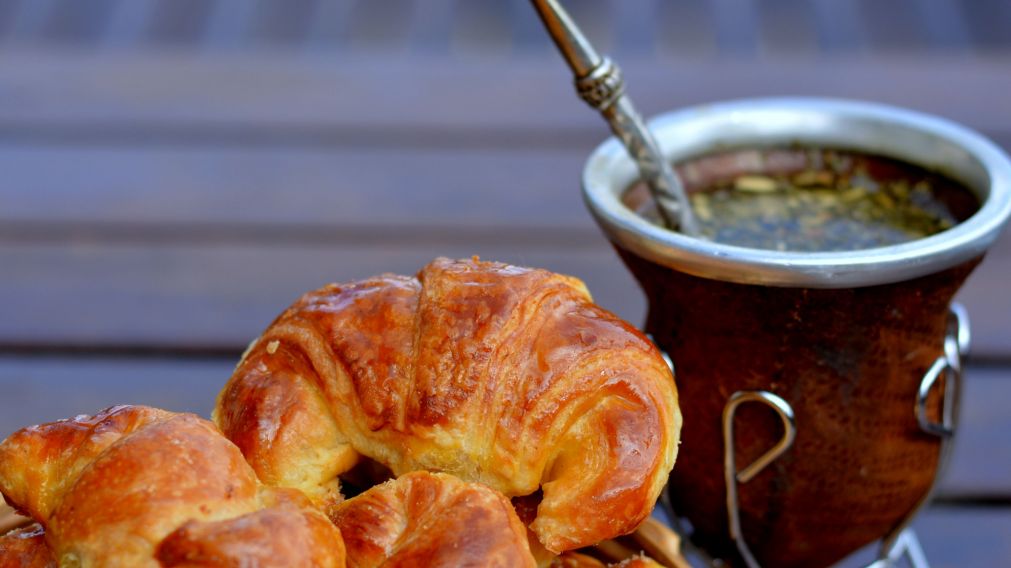 La receta definitiva para hacer unas medialunas de manteca esponjosas y doradas en casa.