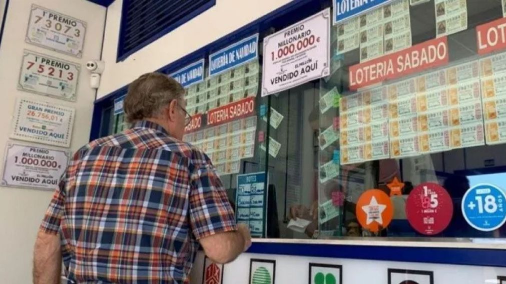 Un jubilado gan� una doble fortuna en la loter�a cuando fue a cobrar un premio y su hija le regal� otro ticket poceado