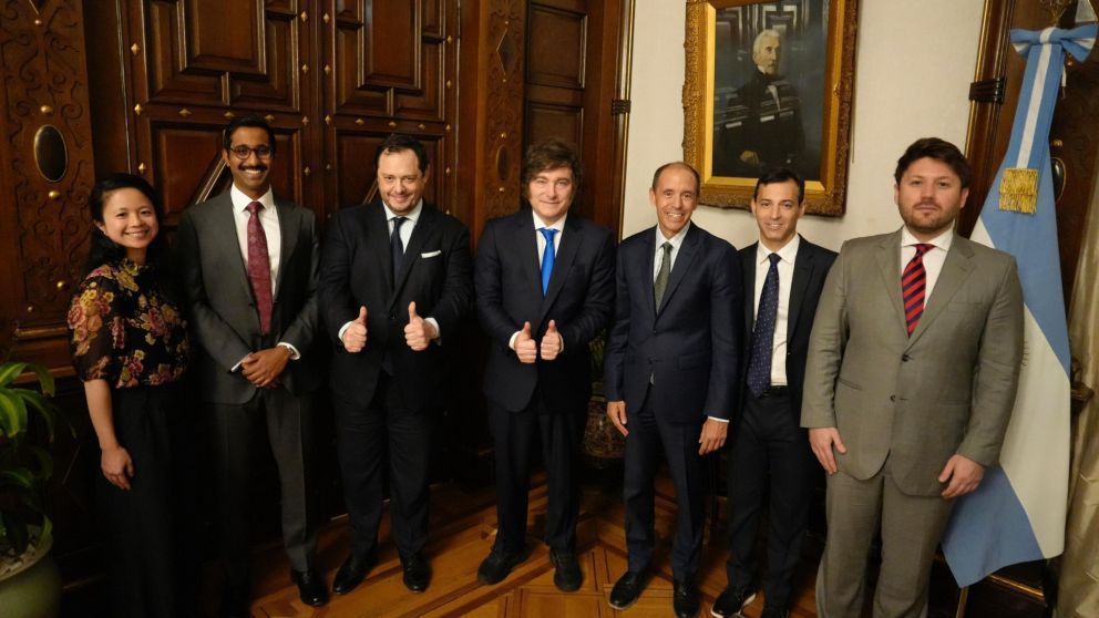 Milei y miembros de OpenAI y Sur Energy firmaron una Carta de Intención para el proyecto en la Patagonia en la Casa Rosada.