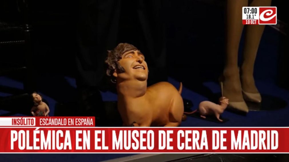 Caracterizaron a Javier Milei como un perro de Donald Trump en el Museo de Cera de Madrid.