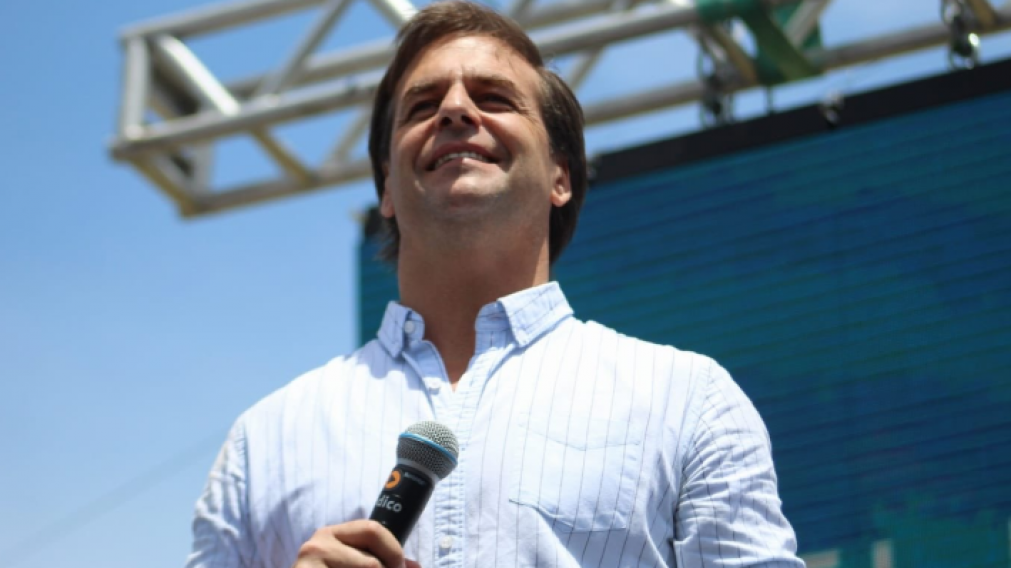 Luis Lacalle Pou festejó la victoria en el balotaje junto a sus seguidores