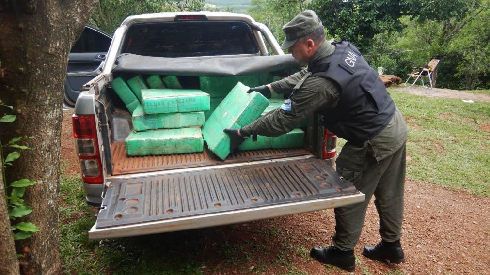 Personal de la fuerza de seguridad sacando los "ladrillos" (Gendarmería Nacional).