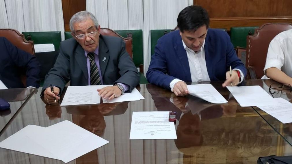 El momento de la firma del acta.