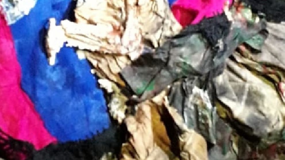 Los restos humanos que fueron localizados por los pesquisas policiales en el terreno baldío.