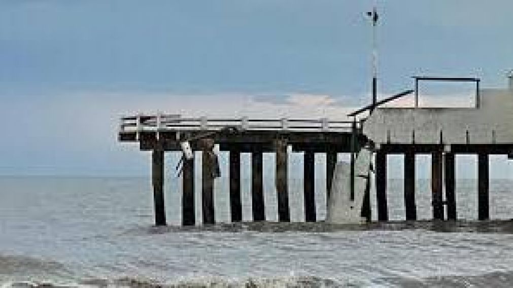 Tres pescadores cayeron al agua en Mar de Ajó al derrumbarse un tramo de un muelle