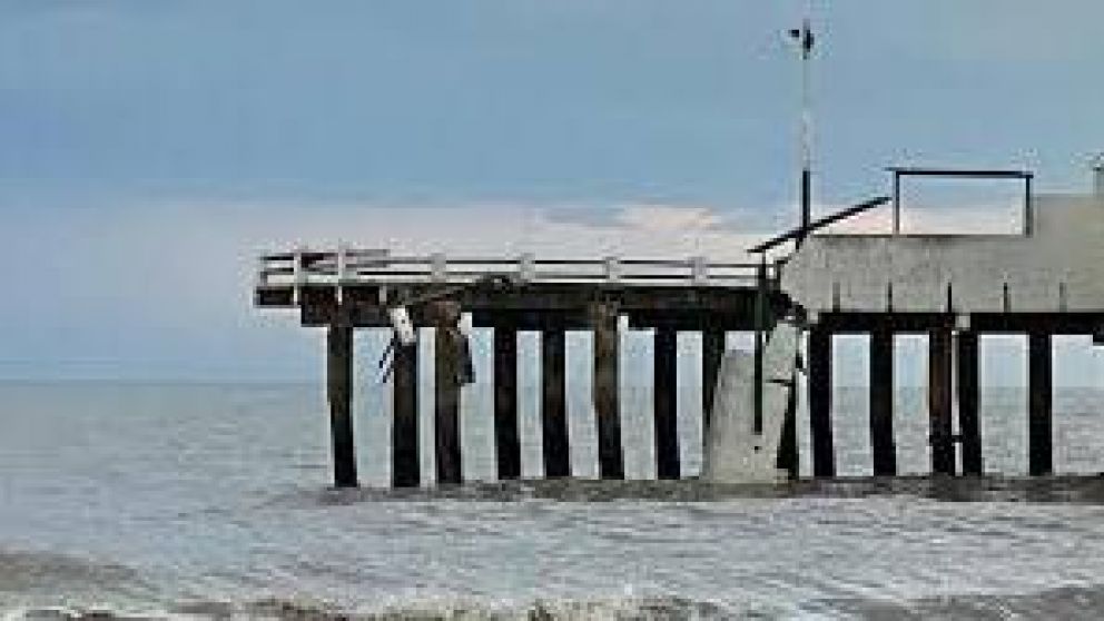 Tres pescadores cayeron al agua en Mar de Ajó al derrumbarse un tramo de un muelle