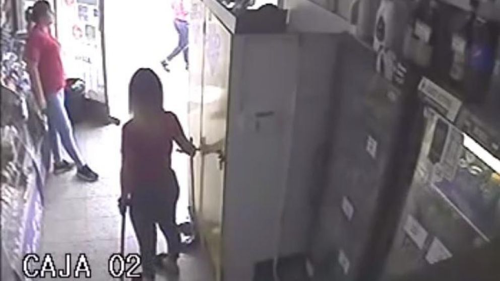 El suceso quedó registrado por cámaras de seguridad del local(Captura).