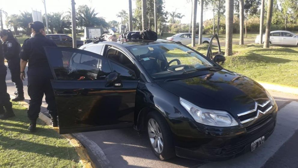 Los delincuentes fueron detenidos mientras se desplazaban a bordo de este coche por el Camino de los Remeros.