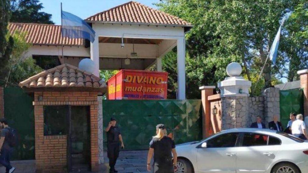 El camión dentro de la Residencia de Olivos, retirando las pertenencias de Macri.