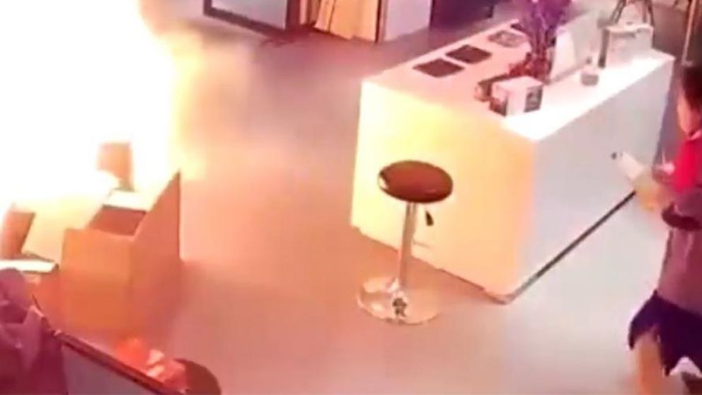 La explosión generó el pánico de la empleada que observó todo el hecho.