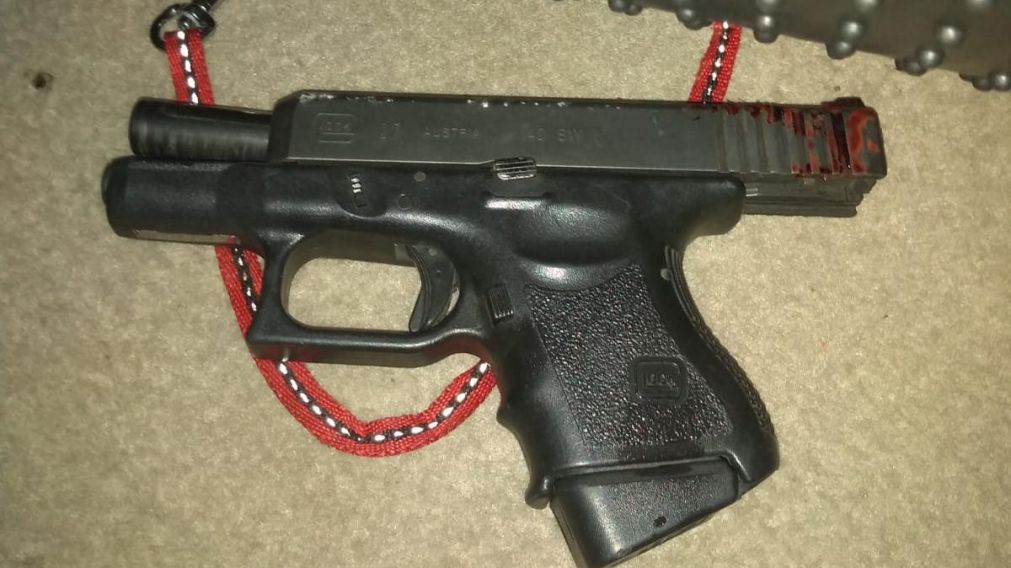 La mujer también disparó con un arma Glock calibre 40 que llevaba en el vehículo.