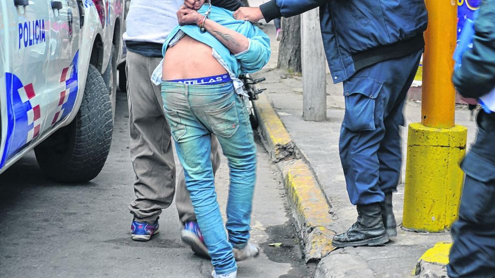 El joven de 18 años quedó alojado en sede policial.