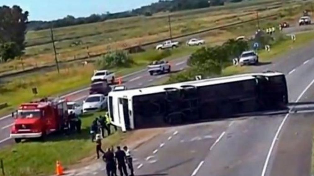En el accidente dos niñas murieron, y hay por lo menos diez heridos.