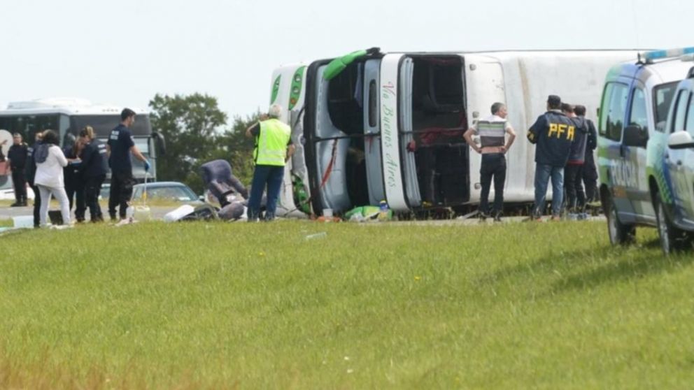 El micro volcó este jueves a la mañana y la noticia conmocionó a todo el país.