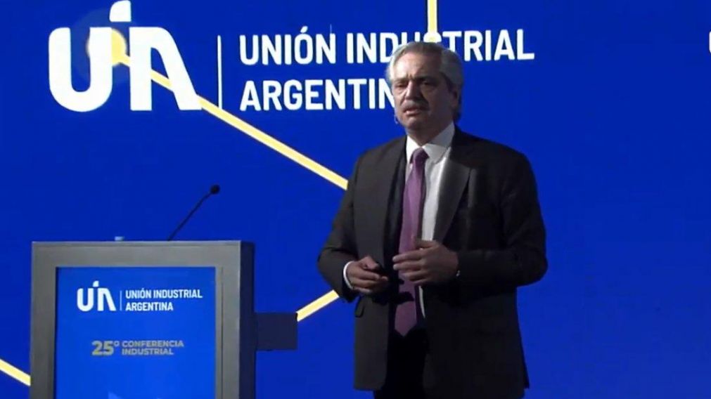 Alberto Fernández en la UIA se refirió al pago de la deuda con el FMI.
