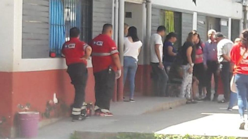Los familiares fueron al colegio desesperados.