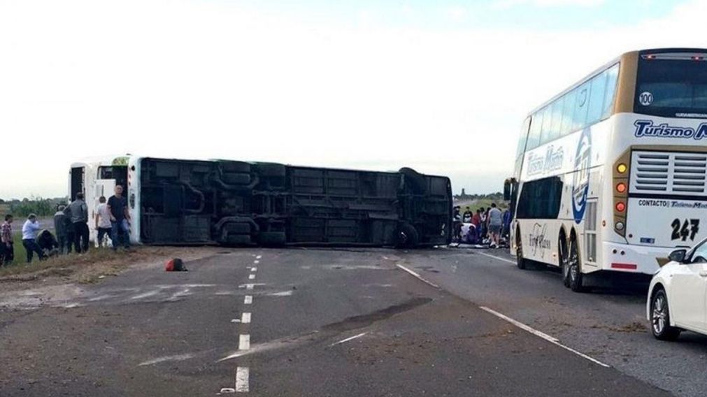 Volcó un micro que transportaba a 43 alumnos (Twitter).