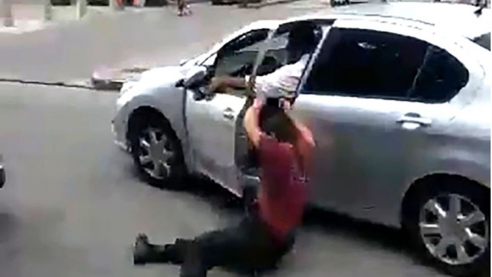 Así lo arrastró el remisero después que el policía le pidiera documentos.