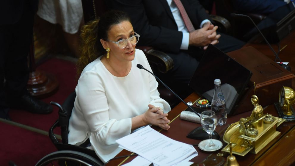 Michetti se emocionó en su última sesión al frente del Senado (Jonatan Moreno/Crónica)