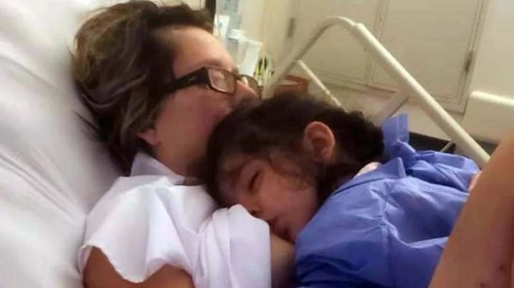 La emotiva imagen de la madre junto a su hija (Gentileza El Doce)