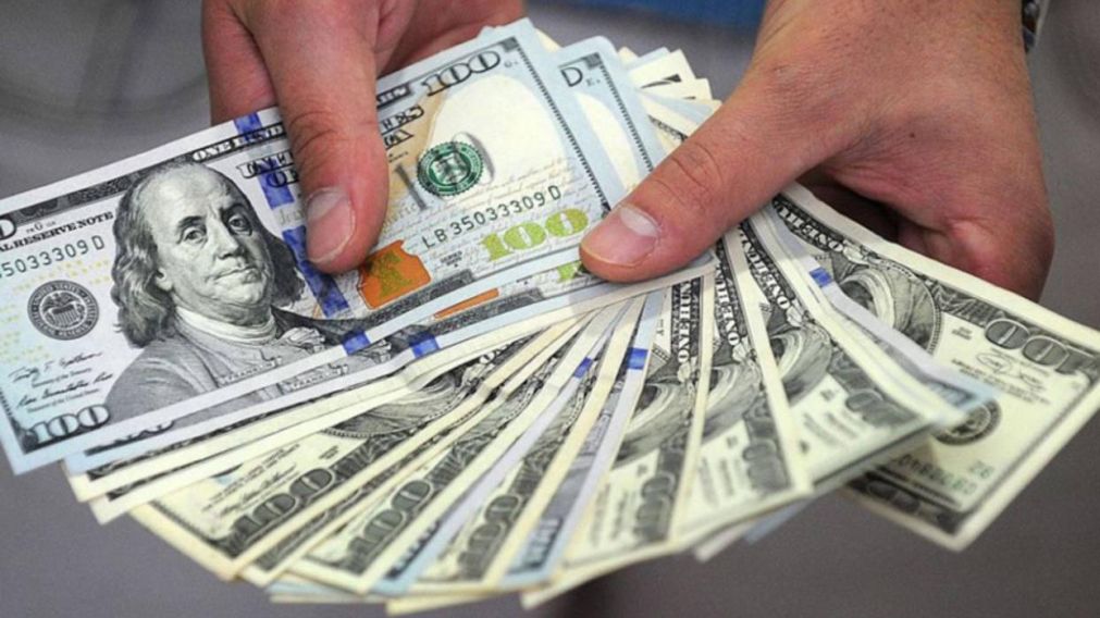 La divisa estadounidense contenida por la acción de los bancos oficiales.