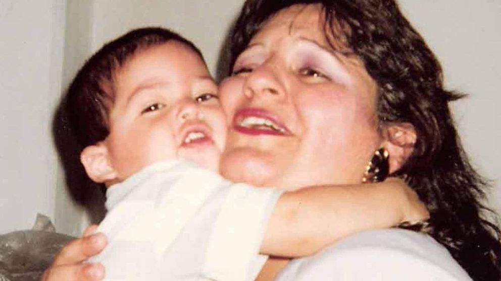 Manu junto a su madre adoptiva, Silvia.