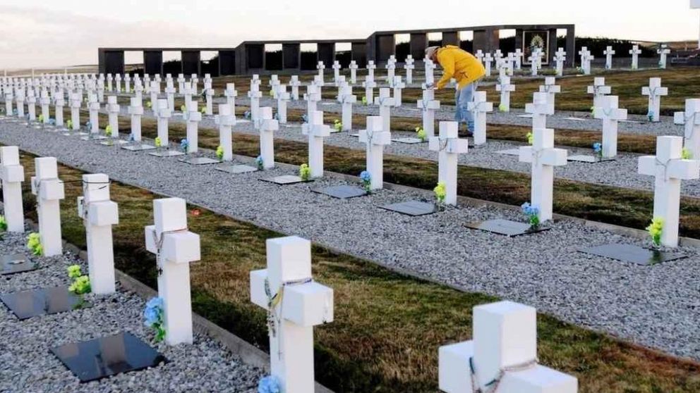 Argentina y Reino Unido amplíen el proyecto humanitario que permitió la identificación de 115 soldados.