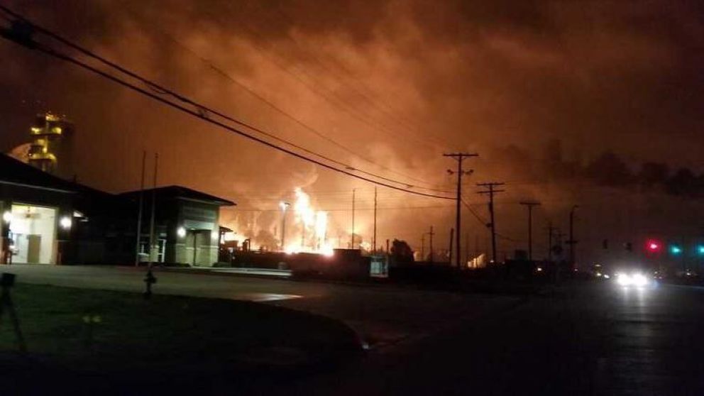 Así está incendiándose la planta petroquímica.