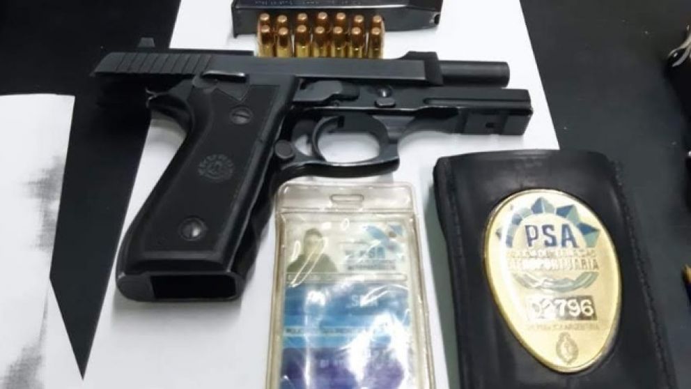 Los diversos objetos que fueron incautados en poder del efectivo de la Policía de Seguridad Aeroportuaria.