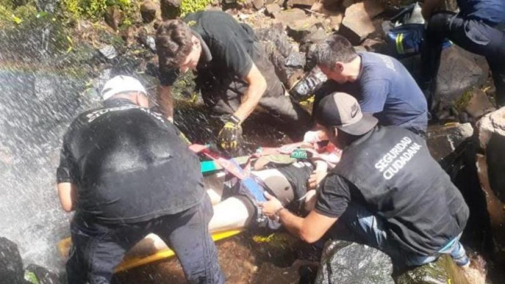 Así era rescatado el joven de 23 años que falleció a raíz de las graves heridas.