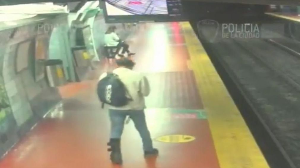 Hombre con bota ortopédica se distrajo con el celular y cayó a las vías del subte. (Captura de video)