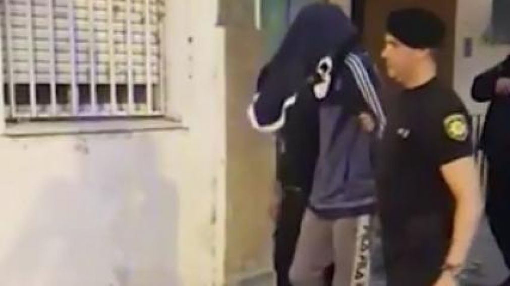 Maurito, el autor de la masacre de Santa Fe, siendo trasladado por la policía.
