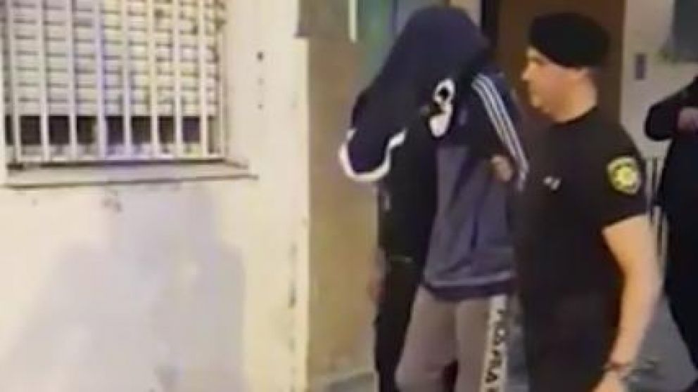 Maurito, el autor de la masacre de Santa Fe, siendo trasladado por la policía.