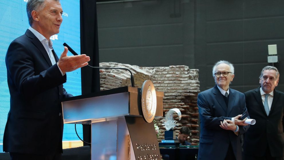 El presidente entregó el premio "Investigador de la Nación" a Varotto durante un acto en el Museo Casa Rosada.