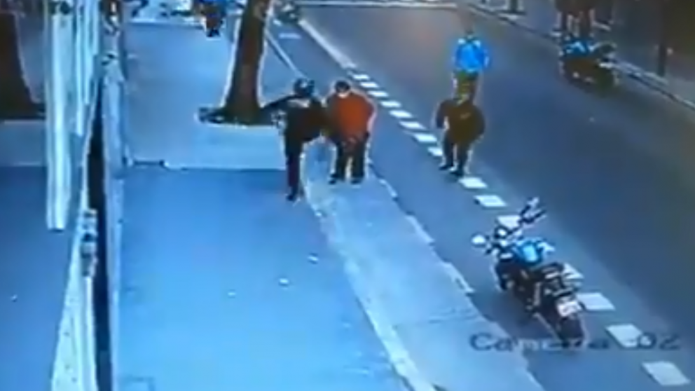 El policía mató al hombre de una patada (captura video).